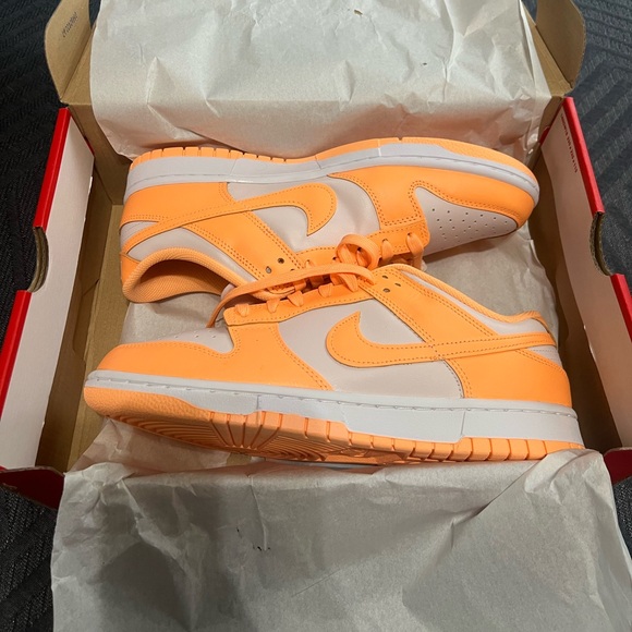 Women’s Nike dunks low peach cream size 11 - Picture 2 of 6